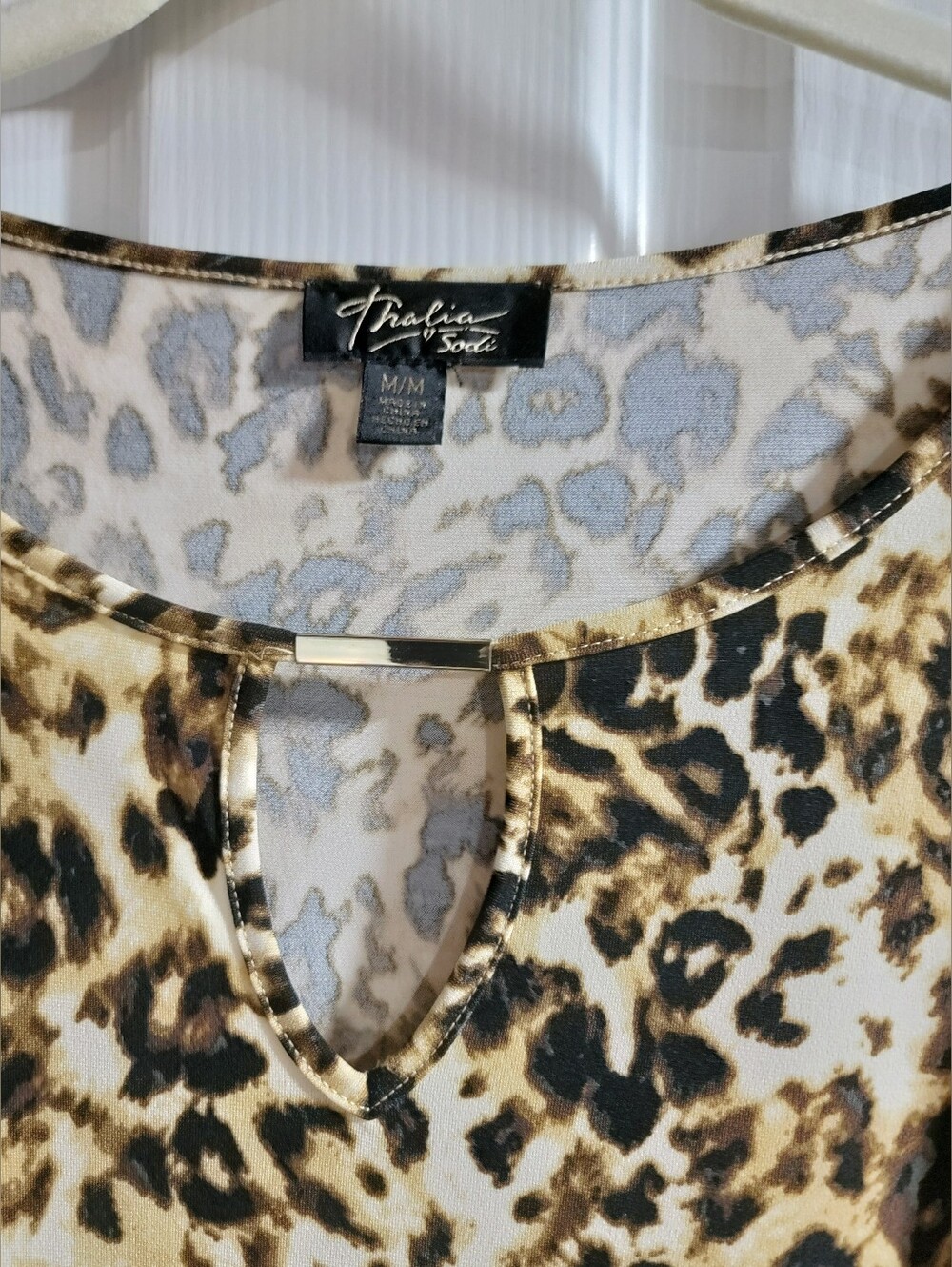 CLOSET CLEANOUT-Lot of 4 Women's Short Sleeve Tops- size Mediums- great shape - Picture 10 of 12
